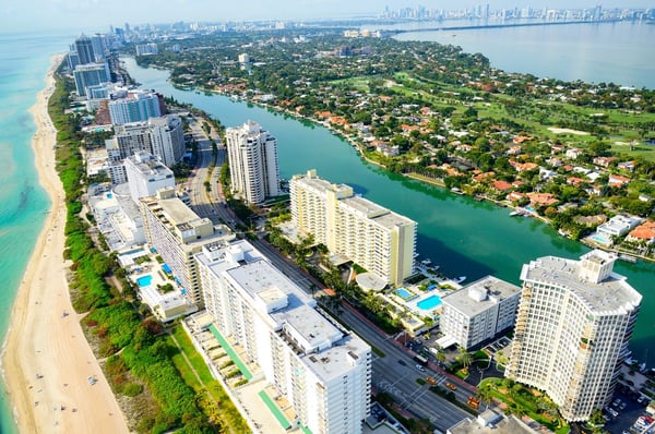 Miami sahilindeki plaj ve gökdelenlerin havadan görünümü